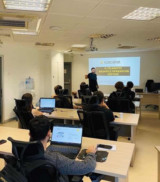 E-Ticarette Başarılı Operasyon Yönetimi: Aykut Kaymaz, Ticimax Kampüs'te Operasyonel Stratejileri Anlattı